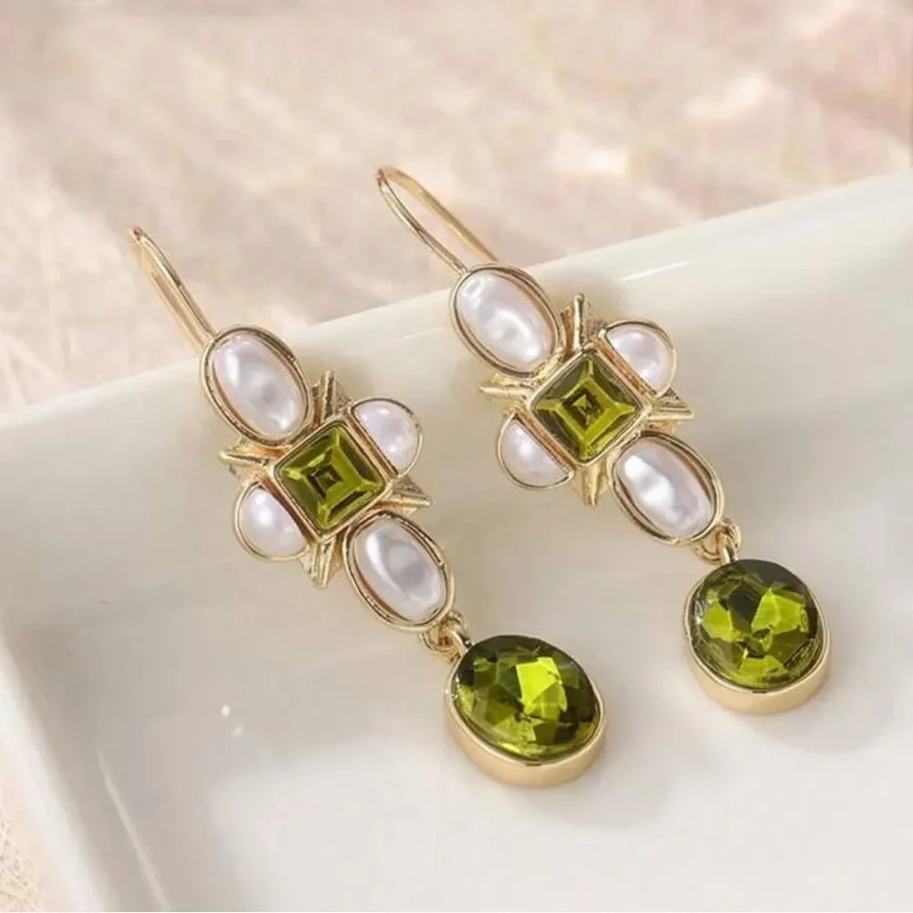 Elegant Gold and Green Dangle Earrings R18